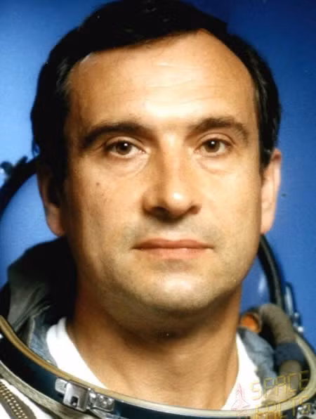 Phi hành gia Nga Valeri Polyakov hoàn thành một chuyến thám hiểm vũ trụ kéo dài 438 ngày trên tàu trạm không gian Mir vào năm 1995 và là chuyến đi dài nhất trong lịch sử ngành khoa học vũ trụ.