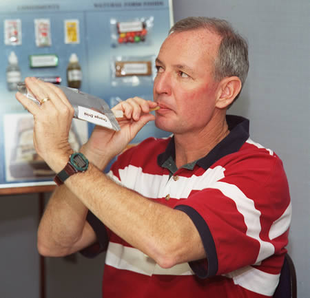 Trong không gian, muối và hạt tiêu chỉ có thể sử dụng ở dạng lỏng vì nếu rắc hạt, chúng sẽ… trôi ra xa và có thể gây nên những rắc rối không hề nhỏ.