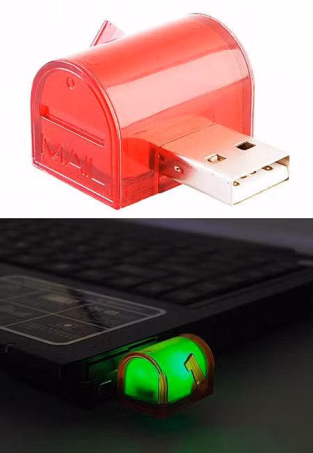 Mail, tin nhắn mới từ Facebook, Tweeter sẽ đến ngay với bạn qua cổng kết nối USB này. Khi đèn chuyển sang màu đỏ hoặc màu xanh lá cây, hoặc nghe thấy chuông báo, hãy kiểm tra ngay nhé.