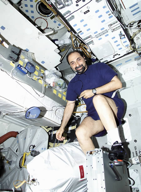 Vì không có trọng lực nên cột sống có thể phát triển hơn, khiến con người có thể cao thêm từ 5 đến 8 cm khi sống ngoài vũ trụ.