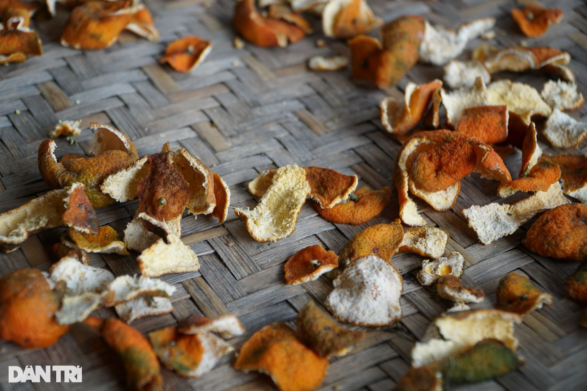 Cuối cùng là thái nhỏ phần vỏ quýt hoi, phơi qua nắng rồi cho lên chảo để rang vàng. "Đây là công đoạn rất quan trọng. Vỏ quýt sau khi rang khô sẽ có mùi thơm đặc trưng", chị Hoài cho biết thêm.