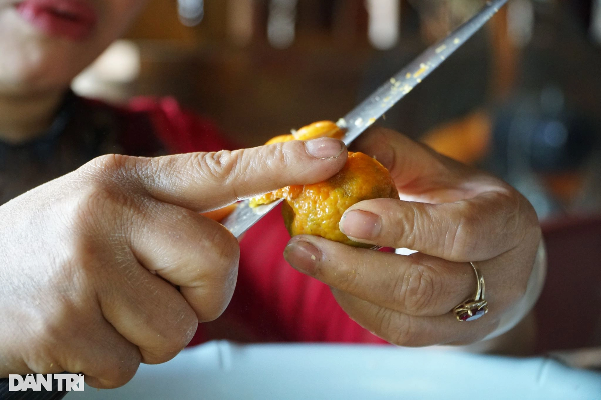 Sau đó, người chế biến dùng dao nhọn để tách lấy phần vỏ của quả quýt hoi.