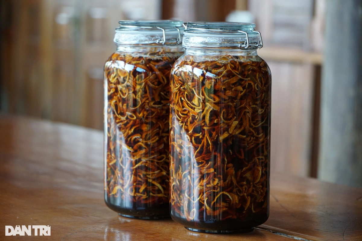 Một bình mật ong ngâm vỏ quýt hoi có giá bán 1-1,5 triệu đồng. Đây là sản phẩm đem lại thu nhập cao cho người dân địa phương.