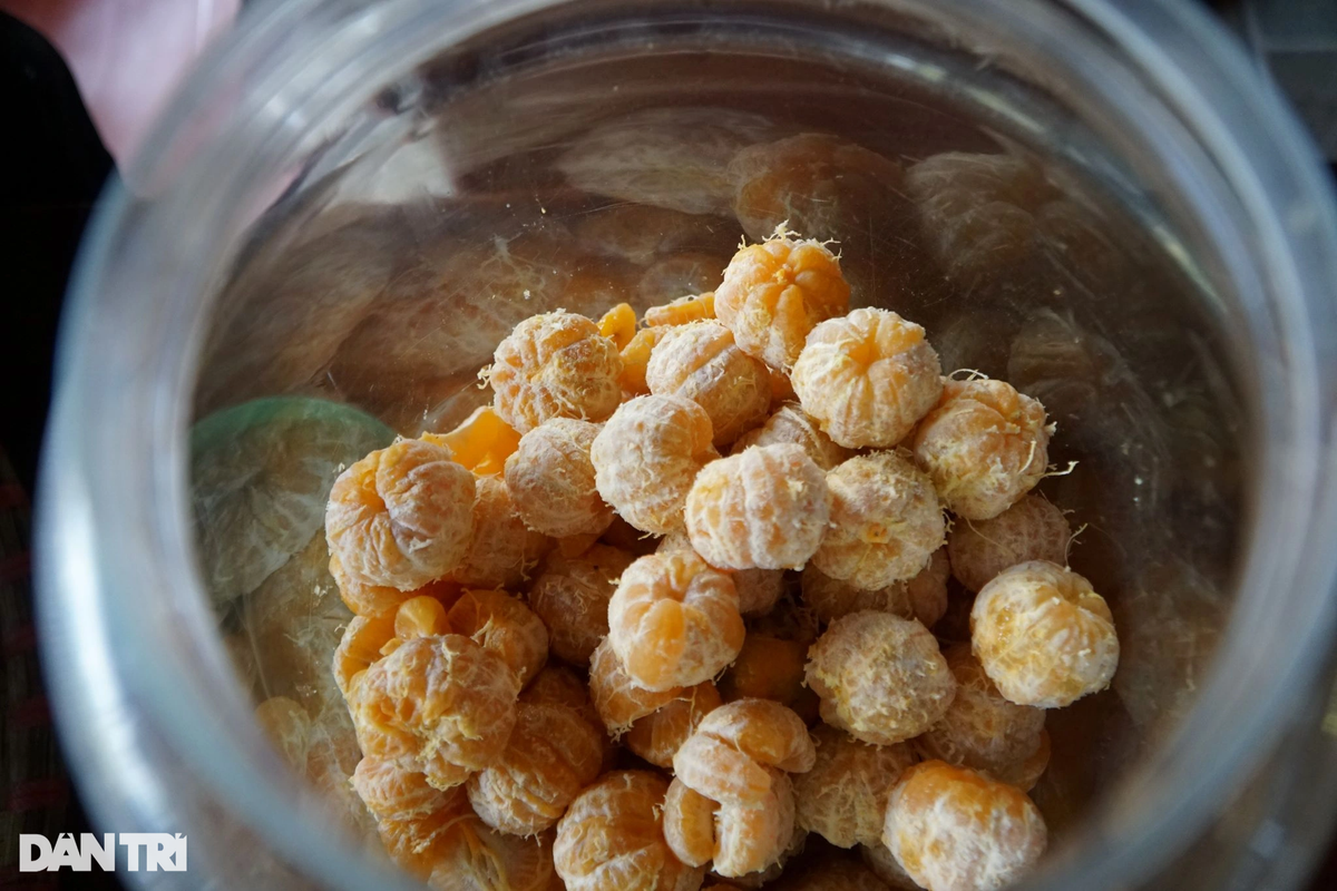 Sau khi tách lấy vỏ, những múi quýt hoi được sử dụng để rửa bát, đĩa.