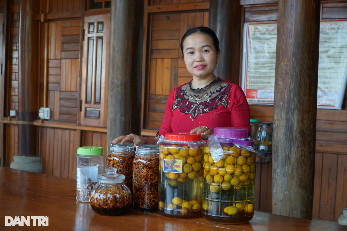 Ngoài sản phẩm trà quýt hoi, người dân địa phương còn chế biến vỏ quýt hoi thành thảo dược và thức uống mang hương vị vùng núi cao như: vỏ quýt ngâm mật ong rừng, rượu quýt hoi. "Quýt hoi có công dụng trị ho rất tốt, khi ngâm với mật ong sẽ tạo thành bài thuốc giá trị cho trẻ em và người già. Rượu quýt hoi cũng có vị thơm đặc trưng. Nhiều năm qua, khách du lịch khi về khu du lịch Pù Luông rất thích thú với sản phẩm này", chị Hoài nói.