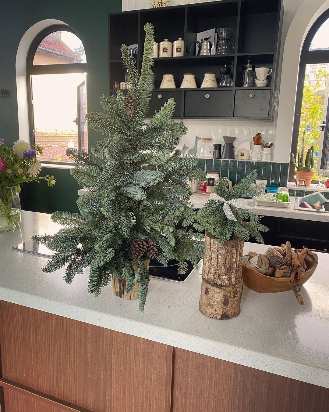 Được chủ động tạo kiểu dáng là điều mà các chị em thích nhất khi sử dụng cành thông thay vì mua nguyên cả cây. Ảnh: Ng Ngọc Châm, ngocanh8947, anhfloral.dn.