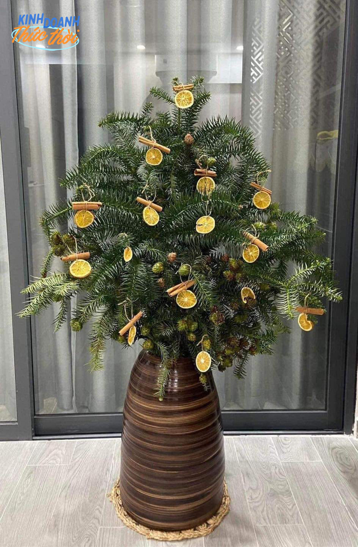 Trên các trang mạng xã hội hay tại các chợ hoa, nhiều cành thông tươi đang được rao bán với giá từ 200K – 300K cho một bó từ 4 – 5 cành với các loại thông bản địa được lấy từ khu vực Tây Bắc hoặc Lâm Đồng.