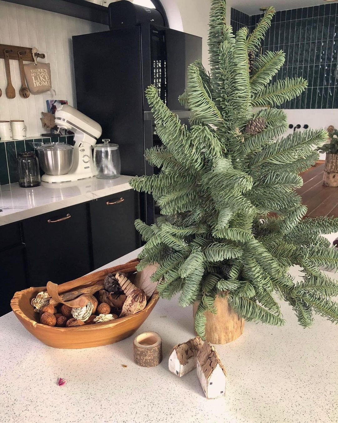 Ngoài thông bản địa thì các cành thông nhập khẩu cũng được nhiều người lựa chọn bởi nó đặc điểm phủ một lớp màu bạc, tạo cảm giác như những bông tuyết trong mùa Giáng sinh và có hương thơm đặc trưng hơn.