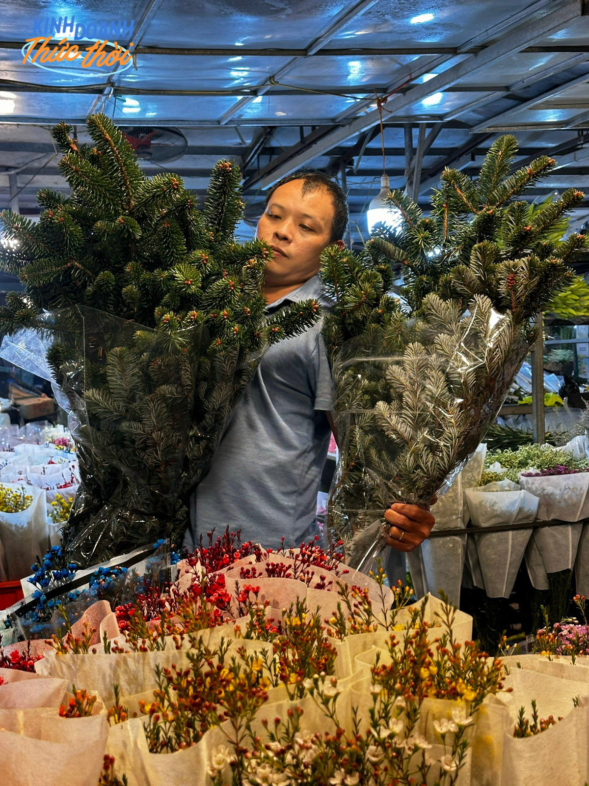 Đặc biệt với các chị em thích cắm hoa thì đây lại càng là lý do để mọi người được dịp trổ tài cắm, tỉa cành tạo thành các hình dáng theo ý thích, lại linh hoạt phù hợp với phong cách và không gian của từng gia đình.