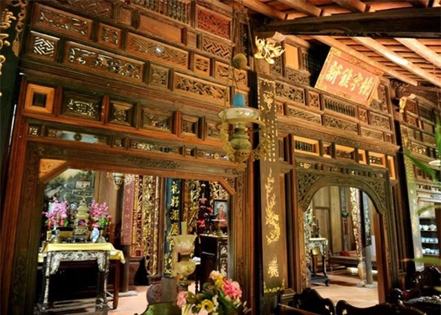 Bên trong ngôi nhà, những vật dụng, đồ dùng từ ngày xưa vẫn còn được giữ lại như những bộ liễn đối khảm xà xừ, các bộ bàn ghế được chạm trổ rất công phu, những chiếc sập gụ bằng gỗ quý không bị mối mọt và nhiều vật dụng bằng sứ quý hiếm.