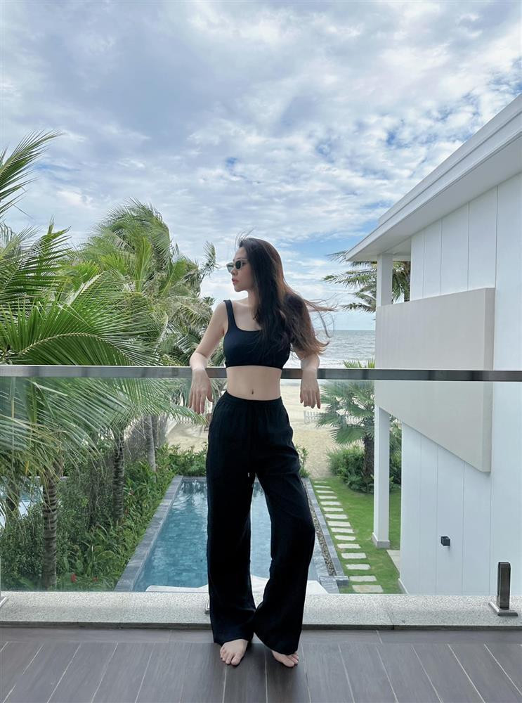 hỉ 3 tháng sau sinh, Đàm Thu Trang đã nhanh chóng về dáng, khoe eo thon gọn. Nhiều người cũng công nhận rằng người đẹp ngày càng nhuận sắc sau sinh. Nhìn qua không ai nghĩ rằng cô đã là mẹ của 2 nhóc tỳ, nhan sắc trẻ trung, xinh đẹp không kém gì thời con gái. 