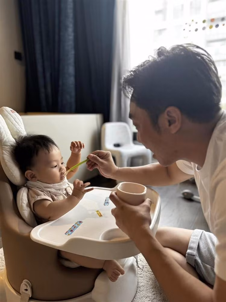 Bên dưới bình luận, bà xã Cường Đô La dí dỏm khoe biểu cảm con trai mếu máo đòi ăn món mới, lạ miệng này. Nhiều cư dân mạng cũng dành lời khen cho sự đáng yêu của nhóc tỳ và chúc em mau ăn chóng lớn.