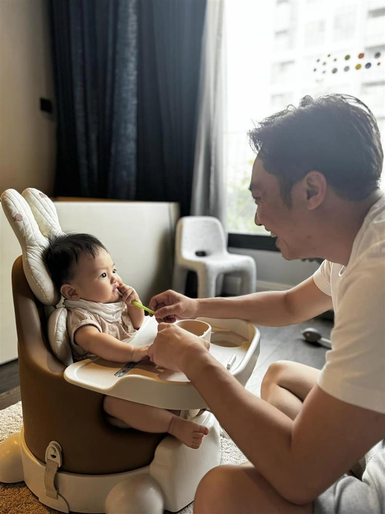 Trên trang cá nhân, Cường Đô La hào hứng chia sẻ khoảnh khắc xin nghỉ làm "chủ tịch" một hôm để vào vai bố bỉm cho con ăn dặm ngày đầu tiên.