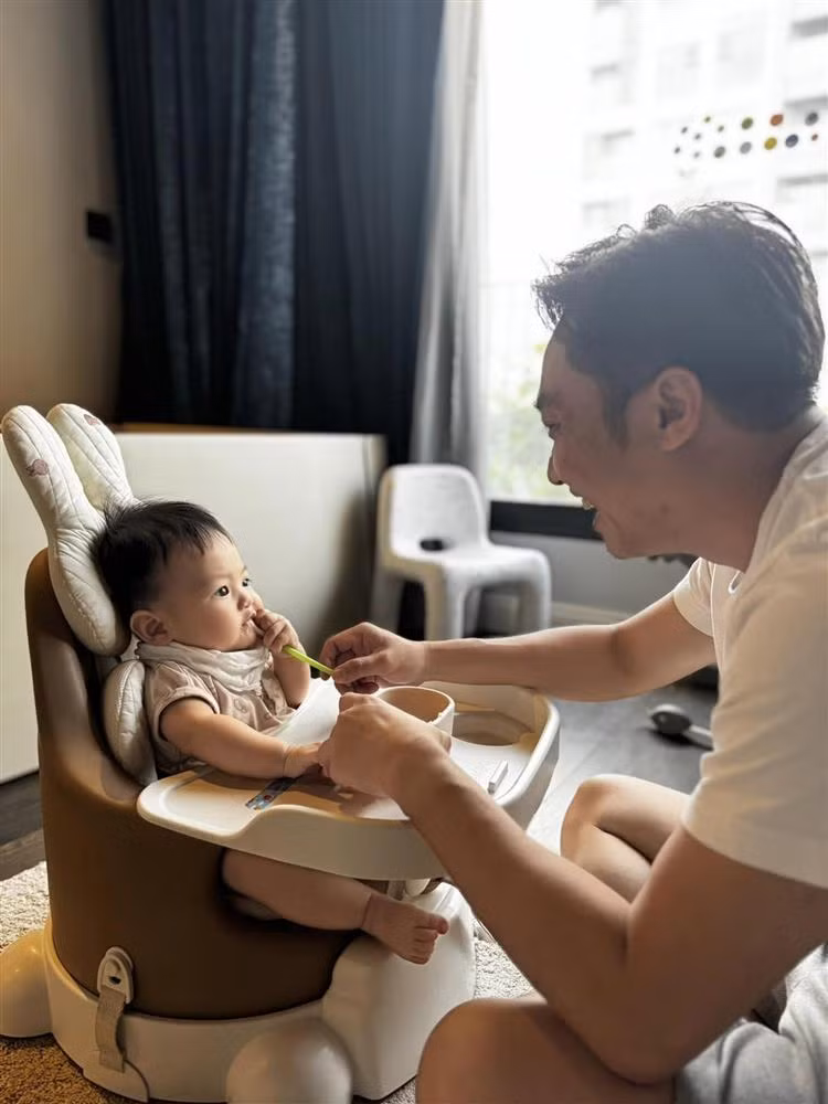 Trên trang cá nhân, Cường Đô La hào hứng chia sẻ khoảnh khắc xin nghỉ làm "chủ tịch" một hôm để vào vai bố bỉm cho con ăn dặm ngày đầu tiên.