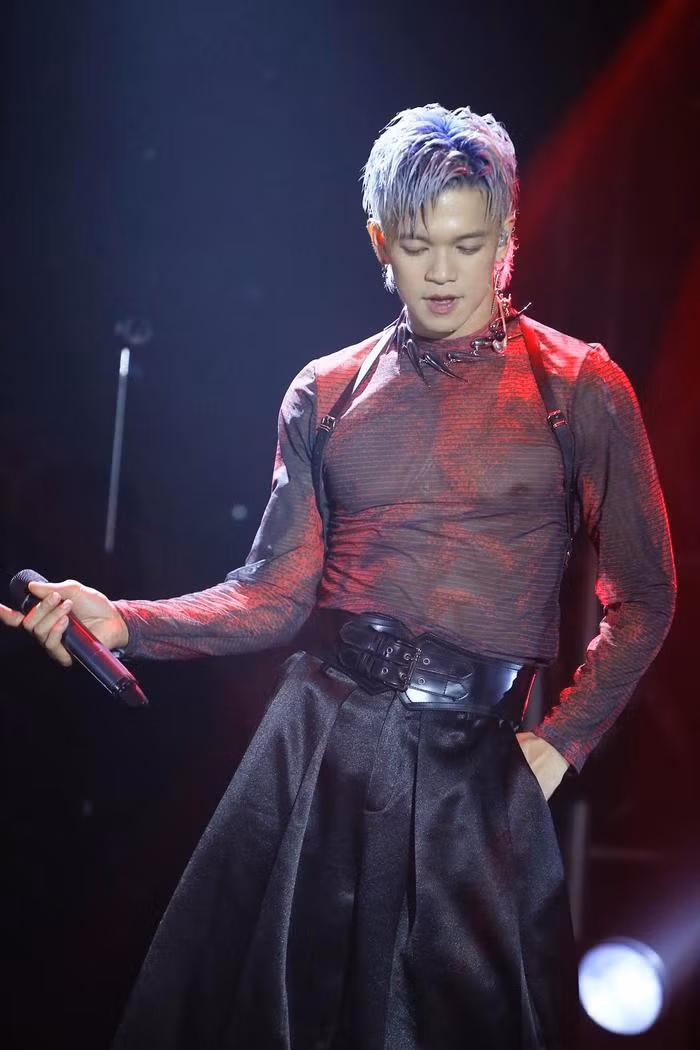 Trong Hieu thu hut chu y khi nhay mua tren duong pho nuoc Duc-Hinh-2