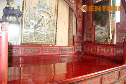 Theo ông Cường, do cần tiền để trùng tu Đại Nội, Từ Cung Thái Hậu - mẹ của vua Bảo Đại- Nguyễn Phúc Vĩnh Thụy, đã bán chiếc giường này và ông đã mua được. Và trải qua hơn 160 năm, chiếc long sàng vẫn sáng bóng vì được vua chúa cho làm bằng những loại gỗ quý, hiếm.