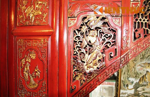 Trên thân long sàng được chạm trổ...