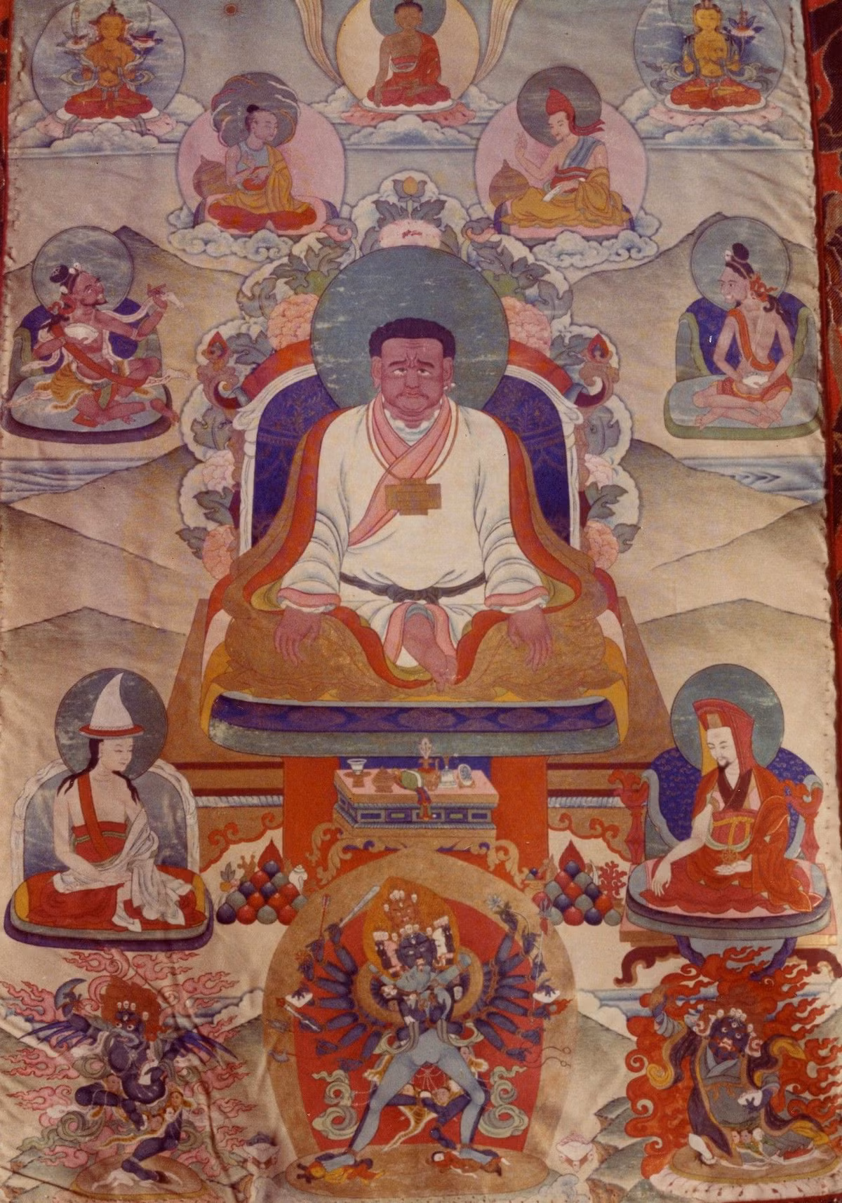 Bardo Thodol nhấn mạnh rằng nghiệp lực có ảnh hưởng rất lớn đến sự tái sinh, nhưng linh hồn vẫn có cơ hội thay đổi số phận của mình thông qua việc nhận thức bản chất của tâm thức trong bardo. Ảnh: Pinterest.