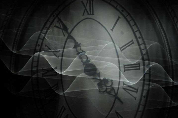 Nếu thời gian chỉ là một chiều khác của không-thời gian, thì việc "di chuyển" trong thời gian có thể đơn giản như di chuyển trong không gian, nếu công nghệ cho phép. Ảnh: Pinterest.