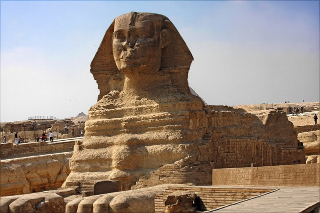  6. Liên quan đến nền văn minh ngoài Trái Đất. Một số giả thuyết tin rằng Nhân sư được xây dựng với sự trợ giúp của các nền văn minh ngoài hành tinh.