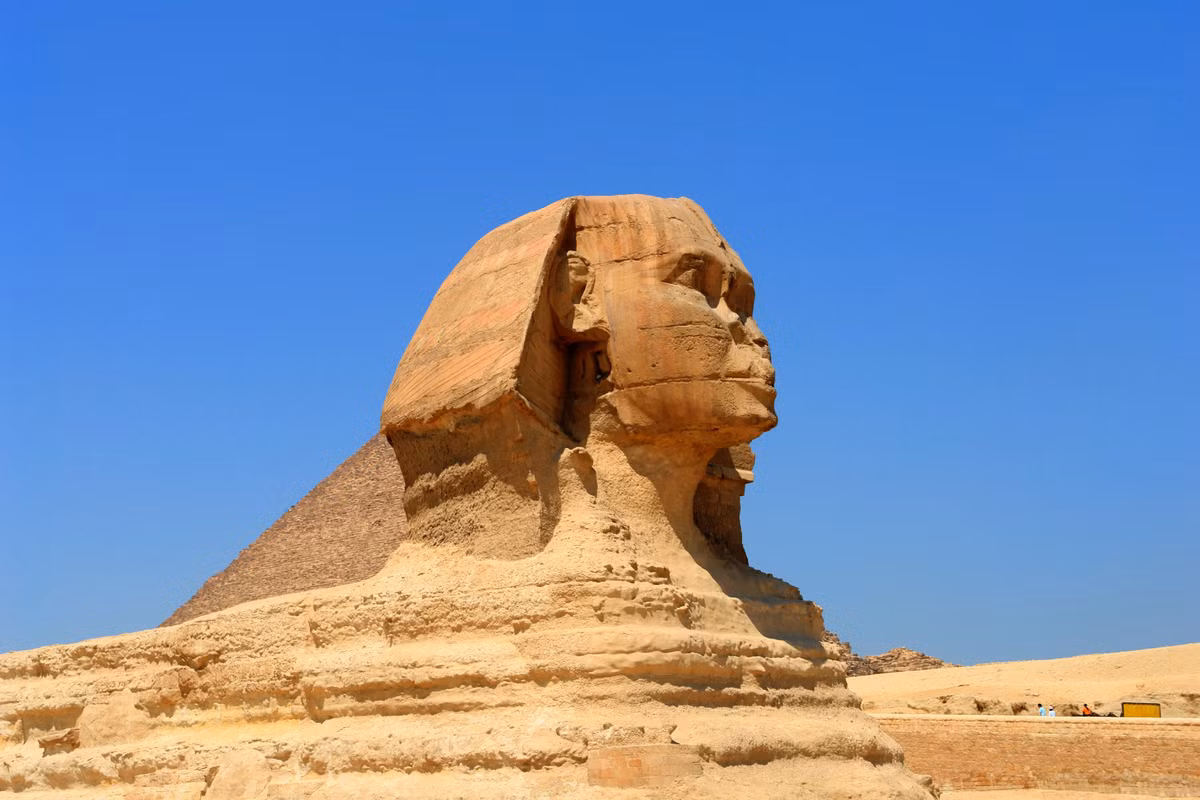 Ông cho rằng sự liên kết này thể hiện mối liên hệ giữa Nhân sư và các thần linh của bầu trời, đặc biệt là thần Osiris, biểu tượng của sự sống sau cái chết trong văn hóa Ai Cập. Ảnh: Pinterest.