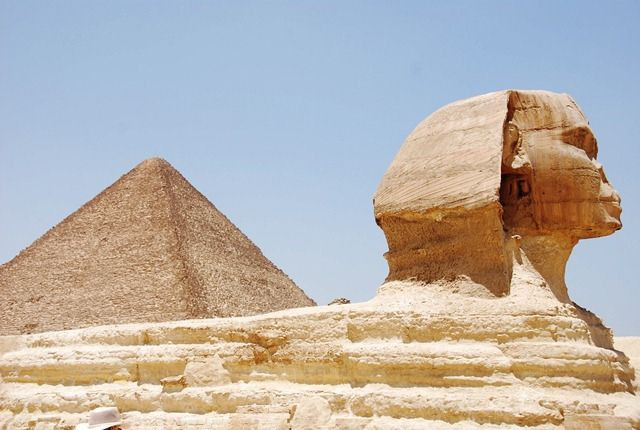  2. Liên kết với Atlantis. Theo giả thuyết này, Nhân sư có thể là di tích của nền văn minh Atlantis huyền thoại. Những người ủng hộ giả thuyết cho rằng nền văn minh Atlantis có trình độ khoa học và công nghệ tiên tiến, và tượng Nhân sư có thể là minh chứng cho sự hiện diện của họ tại Ai Cập. Ảnh: Pinterest.