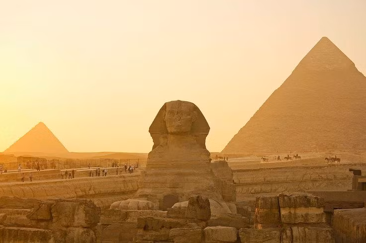 Những giả thuyết trên góp phần làm tăng thêm sự bí ẩn và quyến rũ của tượng Nhân sư, cũng như khẳng định vị thế của nó như một trong những công trình kỳ vĩ nhất của nhân loại. Tuy vẫn còn nhiều điều chưa được khám phá, tượng Nhân sư vẫn là biểu tượng vĩnh cửu của Ai Cập cổ đại và sức mạnh tri thức vượt thời gian. Ảnh: Pinterest.