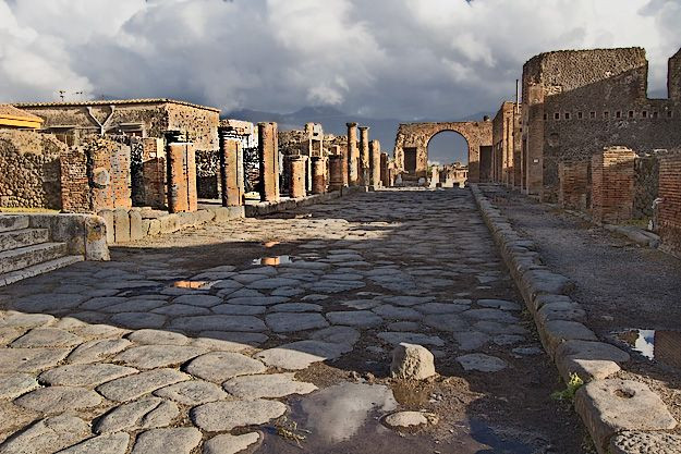  1. Pompeii (Ý). Pompeii bị chôn vùi bởi tro núi lửa sau vụ phun trào núi Vesuvius năm 79 CN. Các cuộc khai quật từ thế kỷ 18 đã phát hiện hàng trăm hài cốt, trong đó có các thi thể bị mắc kẹt trong tư thế chạy trốn. Lớp tro đã bảo tồn các chi tiết của cơ thể, quần áo, và cả tư thế đau đớn, giúp tái hiện cuộc sống và thảm kịch tại thành phố này. Ảnh: Pinterest.
