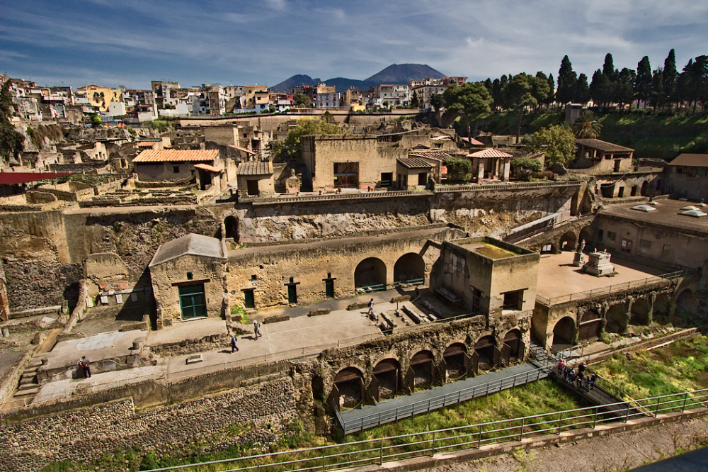  2. Herculaneum (Ý). Cùng chịu thảm họa từ núi Vesuvius như Pompeii, Herculaneum được phát hiện vào thế kỷ 18. Vào năm 1982, hơn 300 hài cốt được tìm thấy gần bờ biển, cho thấy họ cố gắng chạy trốn bằng đường biển. Những bộ xương này cung cấp thông tin về sức khỏe, chế độ ăn uống và cấu trúc xã hội của cư dân La Mã cổ đại. Ảnh: Pinterest.
