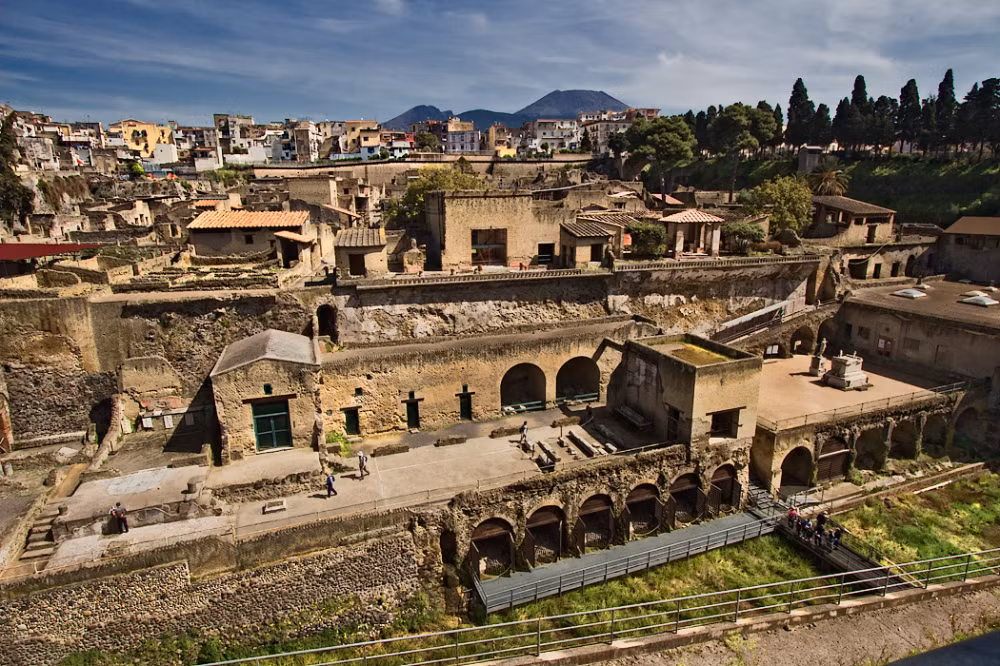 2. Herculaneum (Ý). Cùng chịu thảm họa từ núi Vesuvius như Pompeii, Herculaneum được phát hiện vào thế kỷ 18. Vào năm 1982, hơn 300 hài cốt được tìm thấy gần bờ biển, cho thấy họ cố gắng chạy trốn bằng đường biển. Những bộ xương này cung cấp thông tin về sức khỏe, chế độ ăn uống và cấu trúc xã hội của cư dân La Mã cổ đại. Ảnh: Pinterest.
