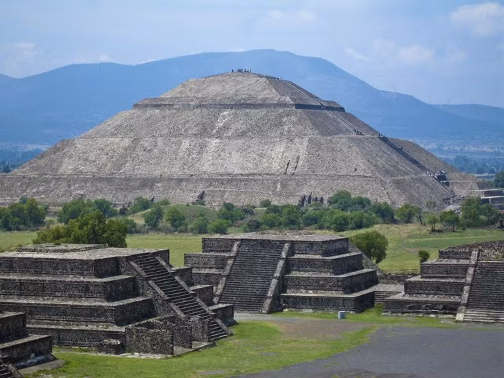  9. Teotihuacán (Mexico). Tại khu vực Đền Mặt Trời và Đền Rắn Lông (Quetzalcoatl) ở Teotihuacán, các nhà khảo cổ đã phát hiện nhiều hài cốt người hiến tế, bao gồm chiến binh và nô lệ, minh chứng cho nghi lễ tôn giáo quan trọng của cư dân nền văn minh này khoảng năm 100–650. Ảnh: Pinterest.
