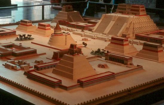  4. Tenochtitlán (Mexico). Nằm ở TP Mexico ngày nay, thủ đô Tenochtitlán của người Aztec hưng thịnh vào những năm 1325–1521. Năm 2015, các nhà khảo cổ phát hiện Huey Tzompantli – một cấu trúc lớn chứa hàng ngàn đầu lâu, chứng minh sự hiện diện của các nghi lễ hiến tế ở Tenochtitlán thời cổ. Ảnh: Pinterest.