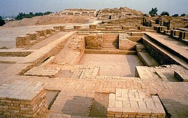  3. Mohenjo-daro (Pakistan). Mohenjo-daro có niên đại khoảng năm 2600–1900 TCN, là một trong những đô thị cổ nhất thế giới, được phát hiện vào năm 1922. Nhiều hài cốt nằm rải rác trong các khu vực sinh hoạt và đường phố, cho thấy khả năng thành phố bị bỏ hoang sau một thảm họa như xâm lược hoặc thiên tai. Ảnh: Pinterest.