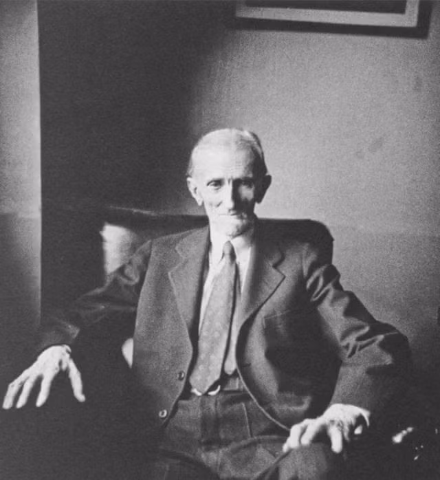  7. Cuộc sống cá nhân phức tạp. Nikola Tesla có lối sống độc lập, tập trung vào khoa học và từ chối lập gia đình, dẫn đến cuộc sống cô độc và nhiều hiểu lầm. Ảnh: Pinterest.