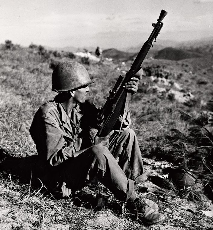  8. Súng trường tự động M1 Garand. M1 Garand là súng trường tiêu chuẩn của quân đội Mỹ, với khả năng bắn liên tục mà không cần kéo bệ đạn sau mỗi phát bắn, vượt trội hơn nhiều so với các loại súng trường khác thời đó. Đây là loại súng tự động đầu tiên được sản xuất hàng loạt, giúp tăng cường hiệu quả chiến đấu của lính bộ binh. Ảnh: Pinterest.