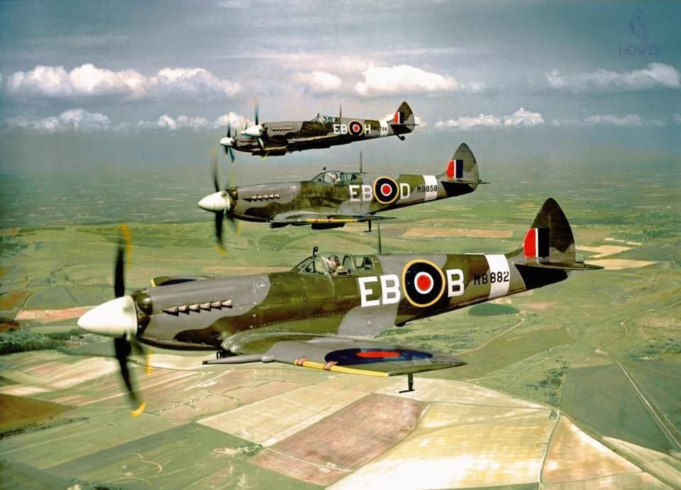  4. Máy bay tiêm kích Spitfire. Spitfire là một trong những máy bay chiến đấu nổi tiếng của Anh, với khả năng cơ động cao và tốc độ lớn. Nó đã đóng vai trò quan trọng trong Trận chiến Anh và giúp ngăn chặn không quân Đức chiếm ưu thế trên bầu trời Anh. Ảnh: Pinterest.