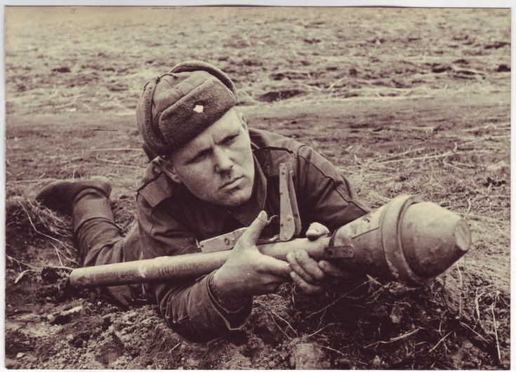  9. Súng chống tăng Panzerfaust. Panzerfaust là một loại súng chống tăng cá nhân đơn giản và hiệu quả do Đức phát triển. Vũ khí này có khả năng xuyên thủng giáp dày của các xe tăng Đồng minh và rất dễ sử dụng, ngay cả đối với binh lính không có kinh nghiệm. Ảnh: Pinterest.