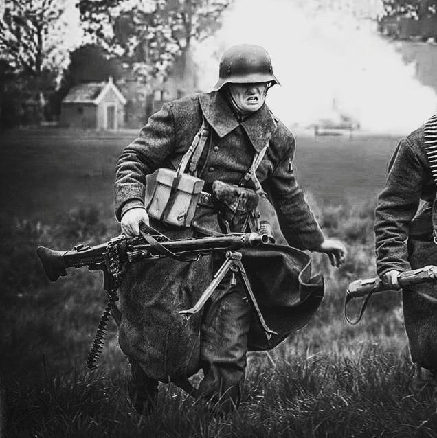  12. Súng máy MG 42 của Đức. MG 42 là loại súng máy có tốc độ bắn cực nhanh (từ 1.200 đến 1.500 phát/phút), là vũ khí hủy diệt trên chiến trường và được gọi là “lưỡi cưa của Hitler”. Súng này có tính linh hoạt cao, dễ di chuyển và là một trong những loại súng máy hiệu quả nhất của phe Trục. Ảnh: Pinterest.