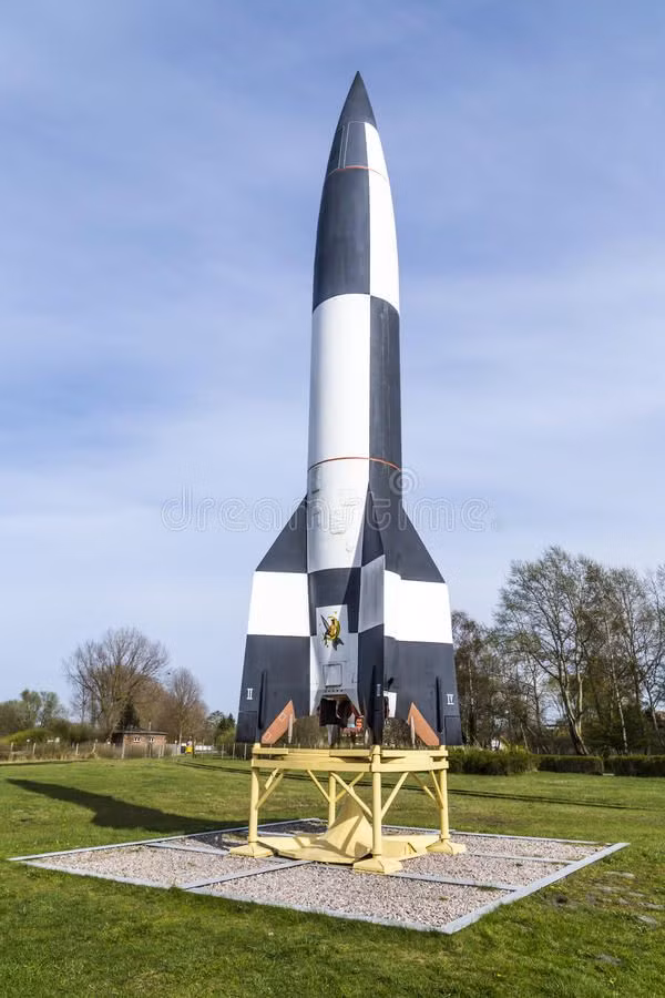  2. Tên lửa V-2 của Đức. V-2 là tên lửa đạn đạo đầu tiên trên thế giới, được Đức phát triển và sử dụng để tấn công Anh và Bỉ trong Thế chiến II. Với khả năng bay với tốc độ siêu thanh và mang đầu đạn hạng nặng, V-2 là vũ khí gây kinh hoàng, mở đầu cho kỷ nguyên tên lửa đạn đạo sau này. Ảnh: Pinterest.