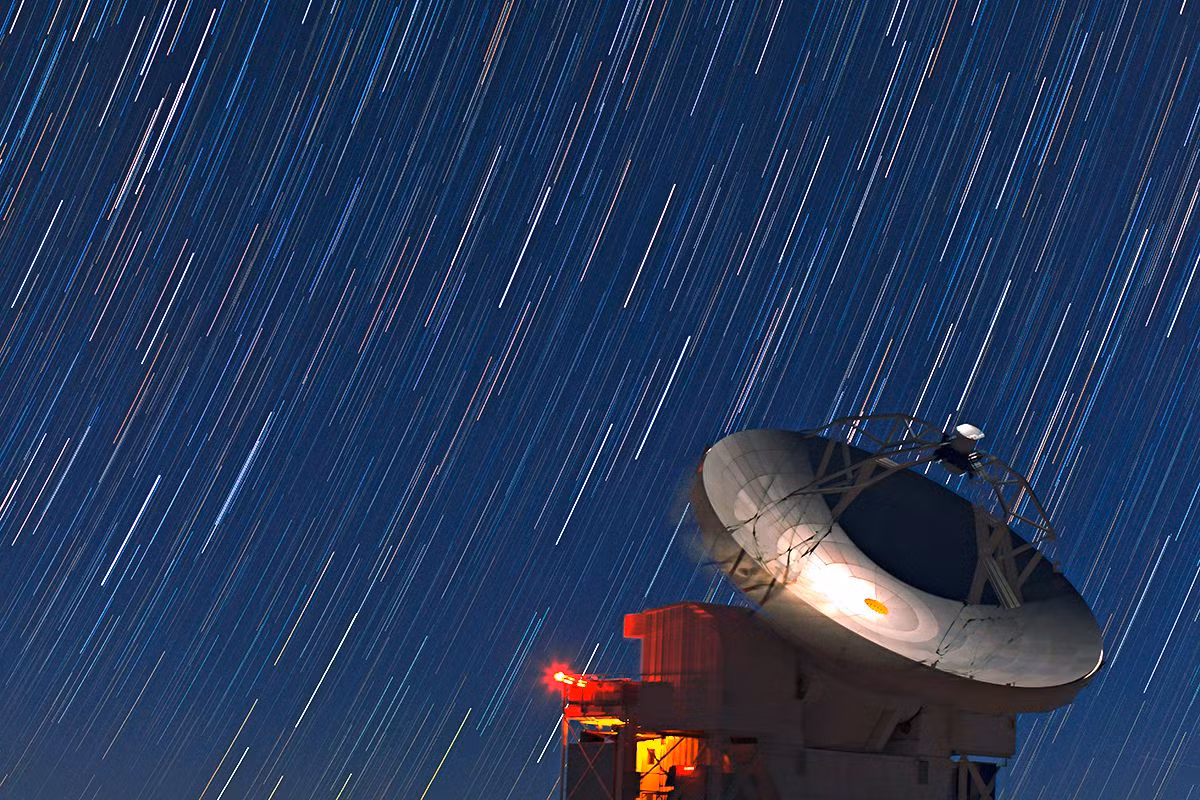  Độ phân giải đáng kinh ngạc. Với công nghệ VLBI, EHT có độ phân giải đủ cao để "đọc một cuốn sách" trên Mặt Trăng từ Trái Đất. Ảnh: Pinterest.