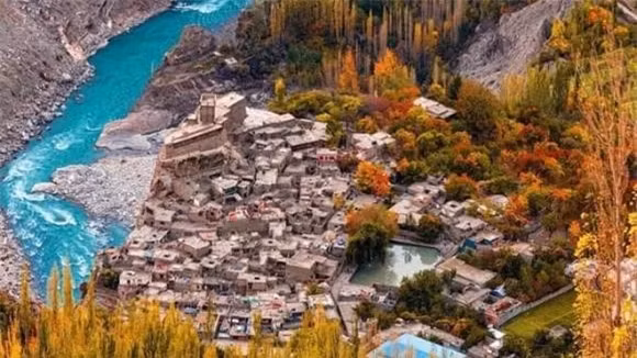 Thung lũng hùng vĩ với những dãy núi cao quanh năm tuyết phủ, những dòng sông băng nước mát lành tinh khiết và thiên nhiên hoang sơ đến diệu kỳ này là nơi sinh sống của bộ tộc Hunza hay còn gọi là người Burusho.