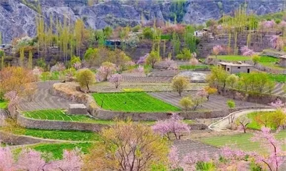 Nằm giáp ranh với Ấn Độ, Trung Quốc và Afghanistan ở độ cao gần 3.000m so với mực nước biển, bao quanh là những dãy núi cao điệp trùng trên 7.000m, trong đó có ngọn núi được coi là cao thứ 2 thế giới lên tới 8.611m, Hunza được coi là một trong những thung lũng đẹp nhất của đất nước Pakistan. Thung lũng này thuộc vùng Gilgit, Baltistan, phía bắc Pakistan.