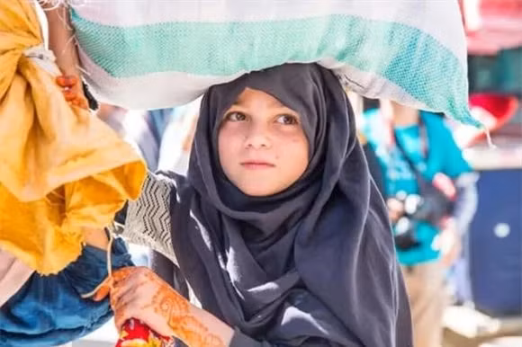 Người ta chỉ thấy dân Hunza có nước da giống người da trắng, ngôn ngữ Burushaski của họ dường như kết hợp giữa tiếng Macedonia cổ và tiếng Hy Lạp thời kỳ Đế chế Ba Tư. Bộ tộc này tự xưng là hậu duệ của Alexander Đại đế, từ thế kỷ 4 trước Công nguyên. Họ sống trong một khu vực biệt lập và kết hôn theo ý cha mẹ sắp đặt. 