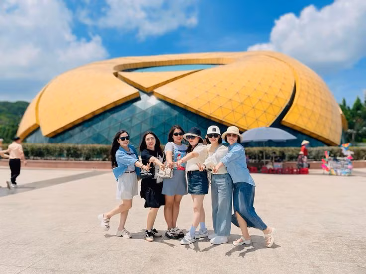  2. Một biểu tượng ở Việt Nam. Hoa dã quỳ gắn liền với các vùng cao nguyên Việt Nam, đặc biệt là ở Đà Lạt, nơi có nhiều công trình kiến trúc mang hình ảnh loài hoa này (sân bay Liên Khương và quảng trường Lâm Viên). Ảnh: Pinterest.