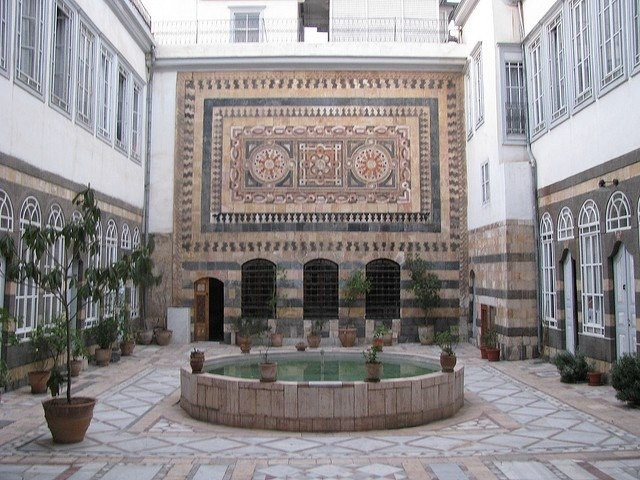  5. Thành lập Viện Ai Cập. Napoleon thành lập Viện Ai Cập (Institut d'Égypte) ở Cairo, nhằm thúc đẩy nghiên cứu khoa học và văn hóa. Đây là nơi các nhà khoa học Pháp làm việc để biên soạn "Description de l'Égypte" (Miêu tả Ai Cập). Ảnh: Pinterest.