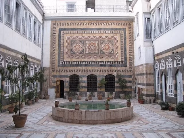  5. Thành lập Viện Ai Cập. Napoleon thành lập Viện Ai Cập (Institut d'Égypte) ở Cairo, nhằm thúc đẩy nghiên cứu khoa học và văn hóa. Đây là nơi các nhà khoa học Pháp làm việc để biên soạn "Description de l'Égypte" (Miêu tả Ai Cập). Ảnh: Pinterest.