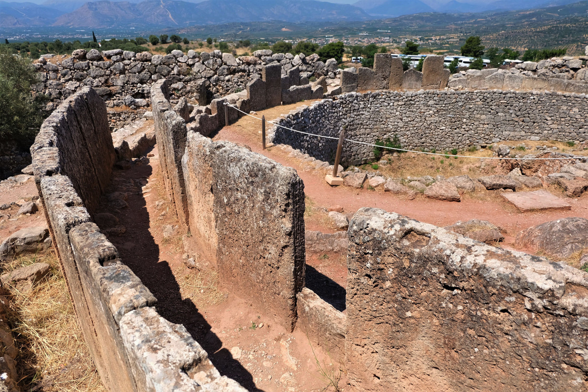  10. Mycenae (Hy Lạp). Các ngôi mộ tập thể và hài cốt hoàng gia được phát hiện trong các "mộ hầm tổ ong là minh chứng cho sự giàu có và quyền lực của nền văn minh Mycenaem, hưng thịnh khoảng năm 1600–1100 TCN. Ảnh: Pinterest.