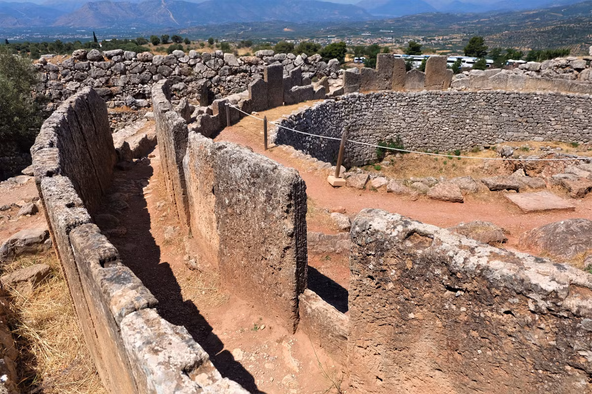  10. Mycenae (Hy Lạp). Các ngôi mộ tập thể và hài cốt hoàng gia được phát hiện trong các "mộ hầm tổ ong là minh chứng cho sự giàu có và quyền lực của nền văn minh Mycenaem, hưng thịnh khoảng năm 1600–1100 TCN. Ảnh: Pinterest.