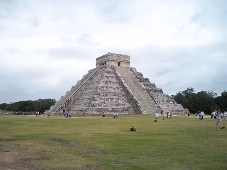  8. Những điểm tương đồng giữa các nền văn minh khác nhau. Một số di tích cổ ở Nam Mỹ, Ai Cập, và khu vực Địa Trung Hải đều có các hiện tượng phóng xuất khí điện từ tương tự, đặt ra câu hỏi liệu người xưa có hiểu biết về vị trí địa chất đặc biệt và năng lượng tự nhiên hay không. Ảnh: Pinterest.