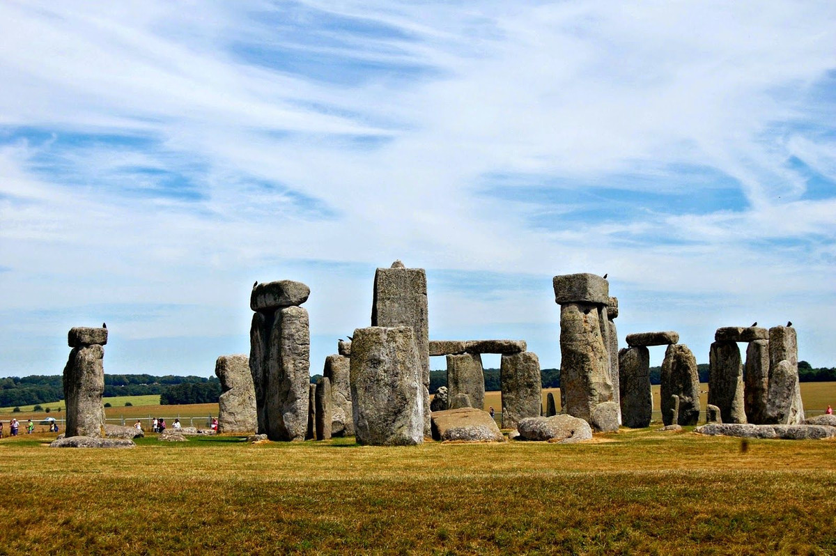  7. Thực nghiệm hiện đại tại các di tích cổ. Một số nhà khoa học đã tiến hành thí nghiệm tại các di tích cổ để kiểm tra hiện tượng điện từ và phóng xạ tự nhiên. Ảnh: Pinterest.